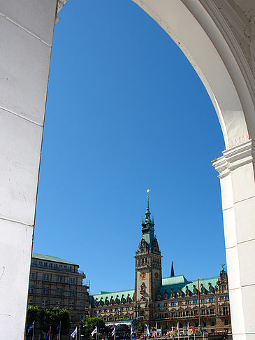 Blick durch die Bögen der Alster Arkaden auf das Rathaus - Hamburg (Hamburg)