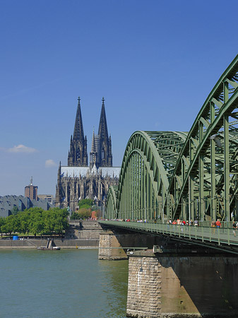 Hohenzollernbrücke am Kölner Dom Foto 