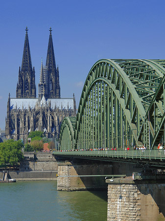 Hohenzollernbrücke am Kölner Dom Foto 