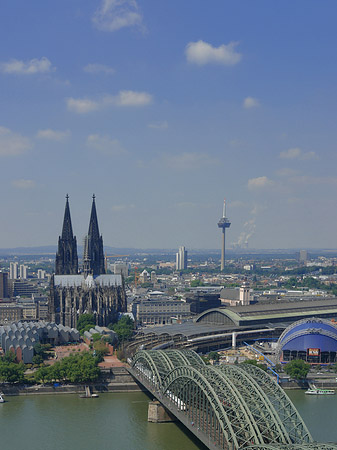 Hohenzollernbrücke und Kölner Dom aus der Ferne - Nordrhein-Westfalen (Köln)