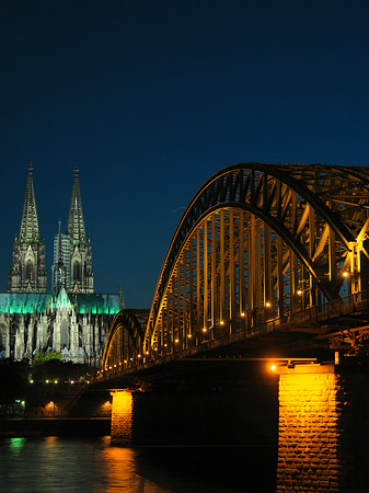 Foto Kölner Dom hinter der Hohenzollernbrücke