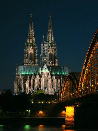 Kölner Dom hinter der Hohenzollernbrücke - Nordrhein-Westfalen (Köln)