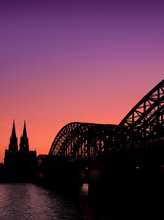 Fotos Kölner Dom hinter der Hohenzollernbrücke