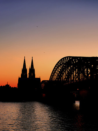 Fotos Kölner Dom hinter der Hohenzollernbrücke