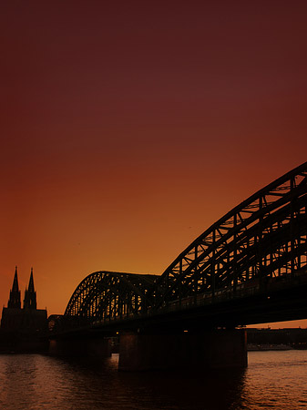 Fotos Kölner Dom hinter der Hohenzollernbrücke