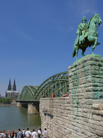 Reiterstatue vor dem Kölner Dom - Nordrhein-Westfalen (Köln)