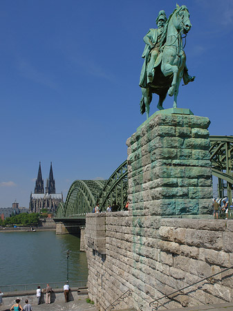 Fotos Reiterstatue vor dem Kölner Dom | Köln