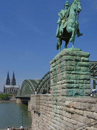 Reiterstatue vor dem Kölner Dom - Nordrhein-Westfalen (Köln)