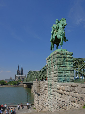 Reiterstatue vor dem Kölner Dom - Nordrhein-Westfalen (Köln)