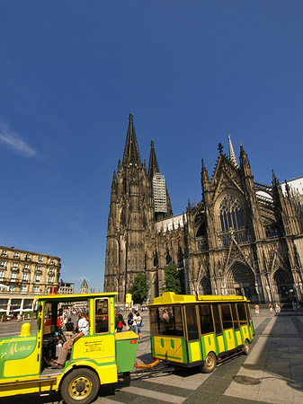 Bimmelbahn fährt zum Kölner Dom - Nordrhein-Westfalen (Köln)