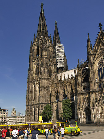 Bimmelbahn fährt zum Kölner Dom - Nordrhein-Westfalen (Köln)