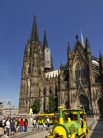 Bimmelbahn fährt zum Kölner Dom - Nordrhein-Westfalen (Köln)