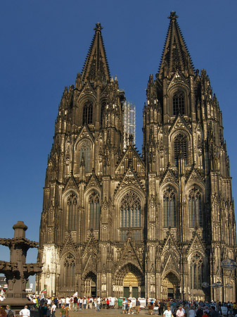 Foto Touristen tummeln sich vor Kölner Dom