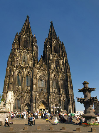 Touristen tummeln sich vor Kölner Dom - Nordrhein-Westfalen (Köln)