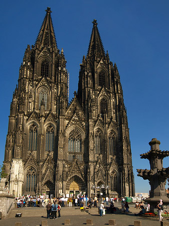 Foto Touristen tummeln sich vor Kölner Dom