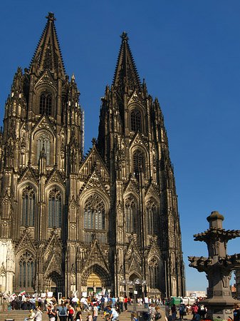 Touristen tummeln sich vor Kölner Dom - Nordrhein-Westfalen (Köln)