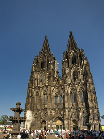 Touristen tummeln sich vor Kölner Dom - Nordrhein-Westfalen (Köln)