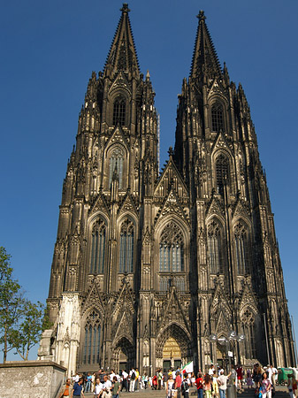 Touristen tummeln sich vor Kölner Dom - Nordrhein-Westfalen (Köln)