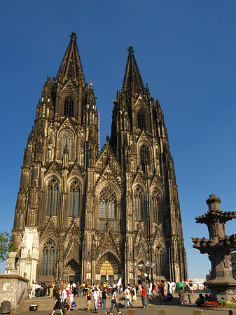 Touristen tummeln sich vor Kölner Dom - Nordrhein-Westfalen (Köln)