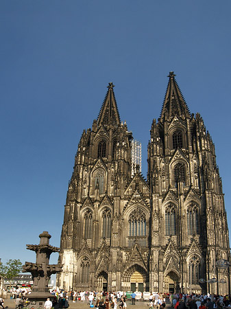 Touristen tummeln sich vor Kölner Dom - Nordrhein-Westfalen (Köln)