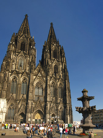 Fotos Touristen tummeln sich vor Kölner Dom | Köln