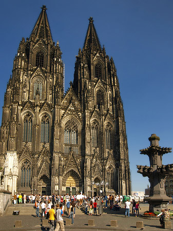 Foto Touristen tummeln sich vor Kölner Dom