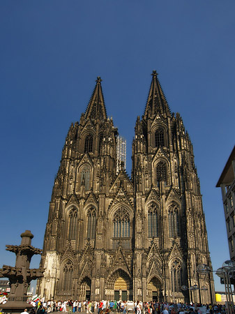 Foto Touristen tummeln sich vor Kölner Dom - Köln