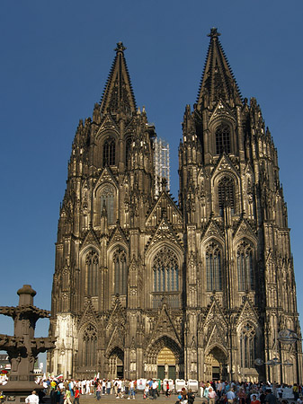 Touristen tummeln sich vor Kölner Dom Foto 