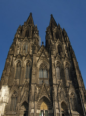 Touristen tummeln sich vor Kölner Dom - Nordrhein-Westfalen (Köln)