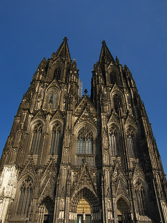 Touristen tummeln sich vor Kölner Dom - Nordrhein-Westfalen (Köln)