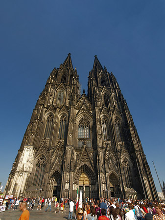 Touristen tummeln sich vor Kölner Dom - Nordrhein-Westfalen (Köln)