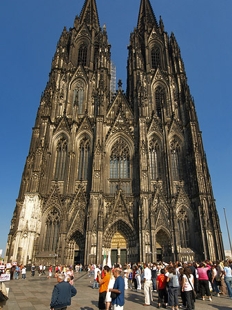 Fotos Touristen tummeln sich vor Kölner Dom