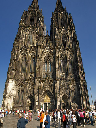 Touristen tummeln sich vor Kölner Dom - Nordrhein-Westfalen (Köln)