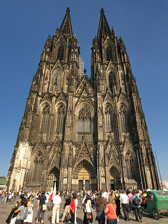 Touristen tummeln sich vor Kölner Dom - Nordrhein-Westfalen (Köln)