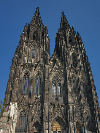 Touristen tummeln sich vor Kölner Dom Fotos