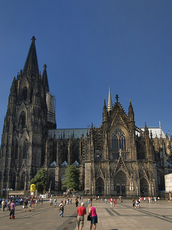 Touristen tummeln sich vor Kölner Dom - Nordrhein-Westfalen (Köln)