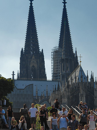 Touristen auf dem Weg zum Kölner Dom Foto 