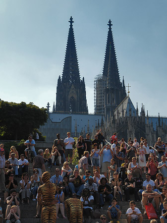 Foto Touristen auf dem Weg zum Kölner Dom - Köln