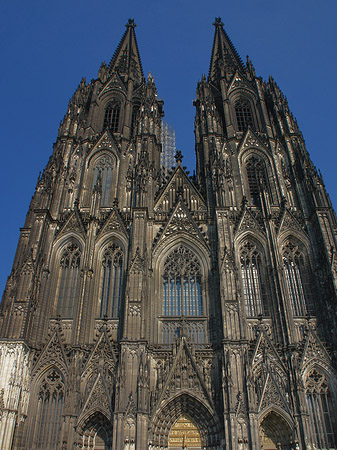 Touristen tummeln sich vor Kölner Dom - Nordrhein-Westfalen (Köln)