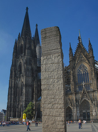 Säule steht vor Kölner Dom Fotos