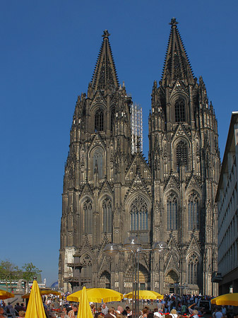 gelbe Sonnenschirme vor Kölner Dom Fotos