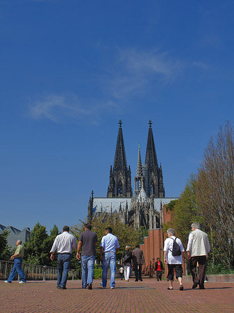 Foto Touristen auf dem Weg zum Kölner Dom