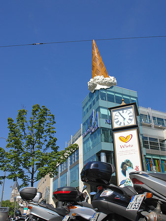 Neumarkt Galerie mit Mopeds Foto 