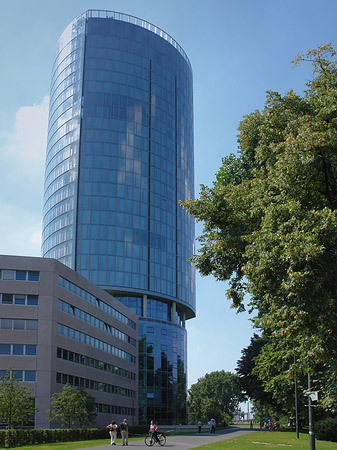 Triangelturm hinter Baum Foto 