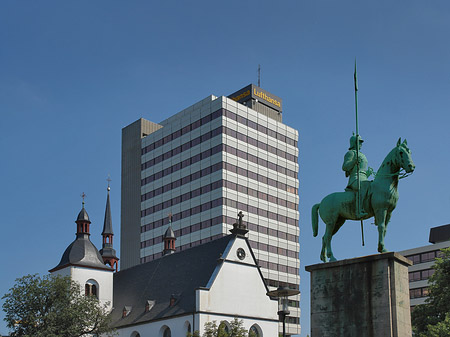 Alte Abtei vor neuer Lufthansa Foto 