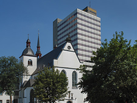 Foto Alte Abtei vor neuer Lufthansa - Köln