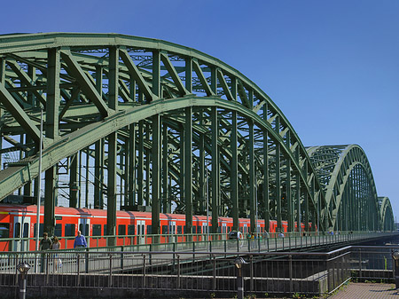 Hohenzollernbrücke mit Zug Foto 