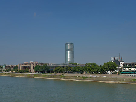 Hohenzollernbrücke führt zum Kennedyufer - Nordrhein-Westfalen (Köln)