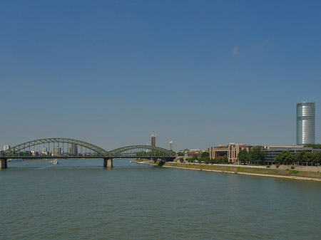 Hohenzollernbrücke führt zum Kennedyufer - Nordrhein-Westfalen (Köln)