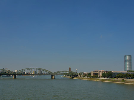 Hohenzollernbrücke führt zum Kennedyufer - Nordrhein-Westfalen (Köln)